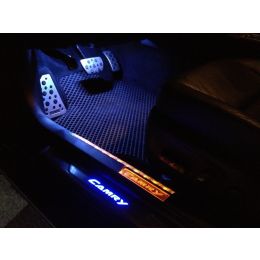 Toyota Camry Накладки на пороги с синей подсветкой (Фото 2)